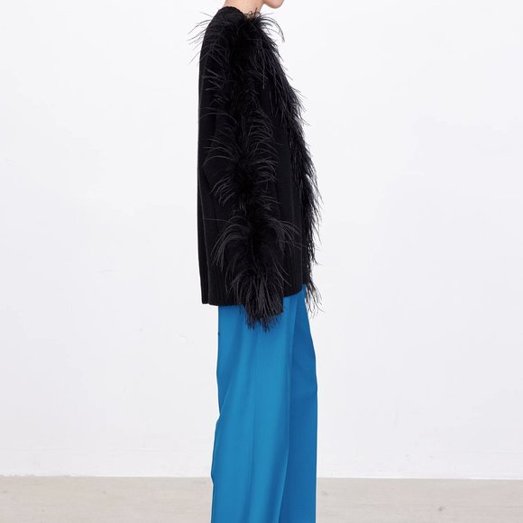 CHICJOC Women cashmere and wool V-neck sweater with handmade ostrich feather - Picture 4 of 15